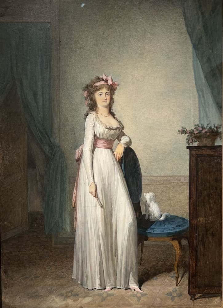 Jeune femme tenant un éventail et son chien dans un intérieur