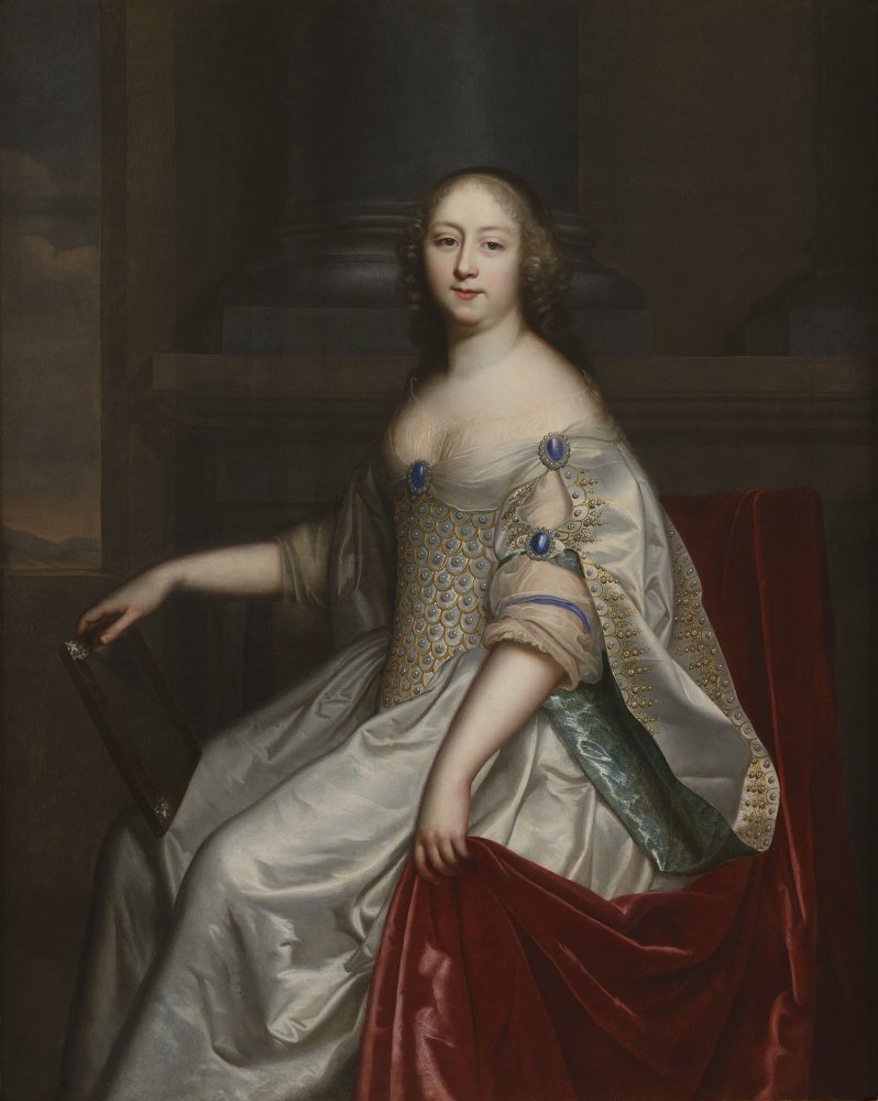 Portait d’une dame de qualité à la robe de satin blanc tenant un miroir dans&nbsp;(…)