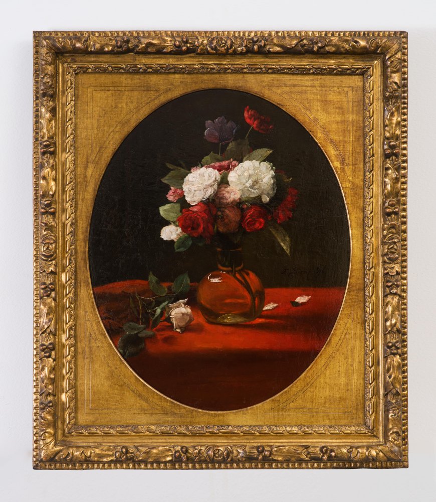 Nature morte au bouquet de pivoines et roses sur une table nappée