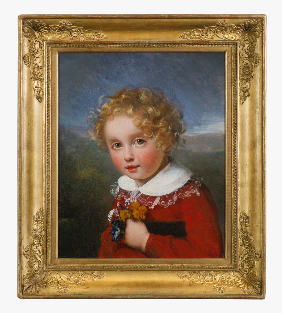 Portrait d’enfant en buste tenant un bouquet de fleurs