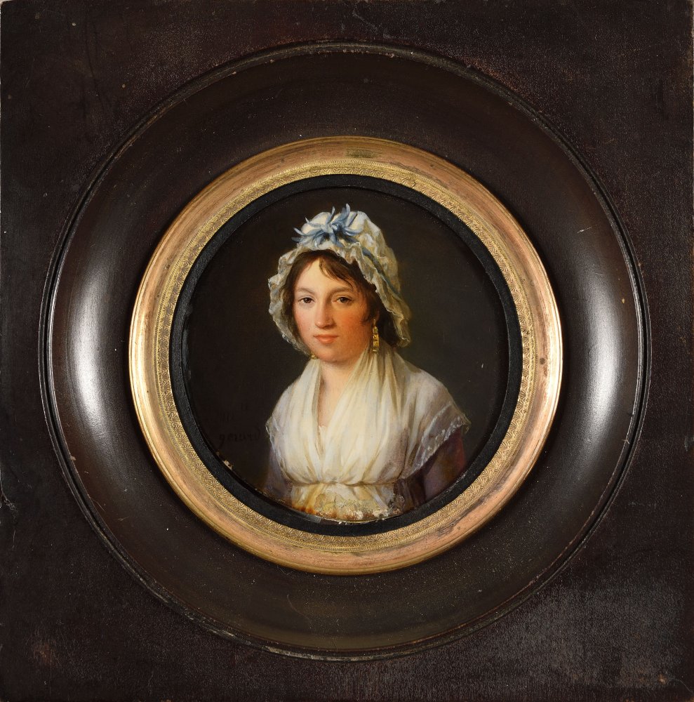 Portrait d’une jeune femme aux boucles d’oreilles